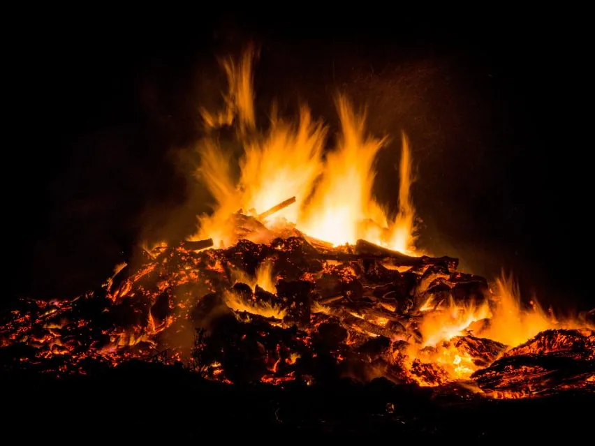 Feu la nuit : élément de transformation dans plusieurs rituels traditionnels