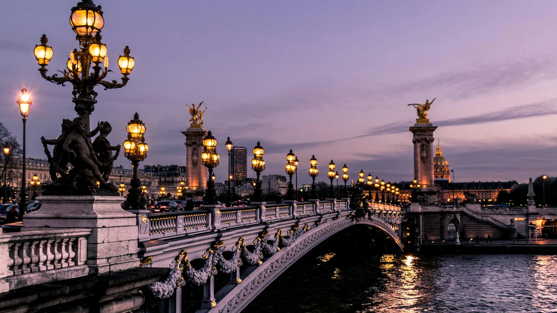 Pont Alexandre III à Paris au crépuscule — le cabinet reçoit en Île-de-France et par téléphone dans toute la France