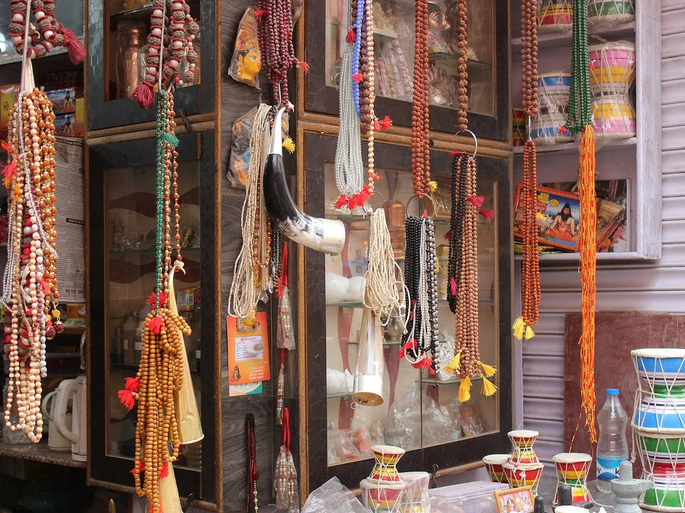 Colliers de perles d'un atelier traditionnel : objets de prière et de protection